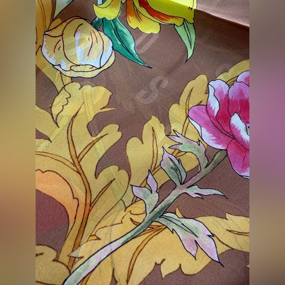 💗🌷🌷💗 MOSCHINO SILK SQUARE SCARF - Picture 9 of 10